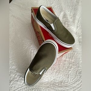 VANS Classic Slip-On - Winter Moss/True White 
Women US 7.0 *ONLY WORN ONCE*